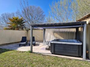 Maisons de vacances Gite avec jacuzzi et jardin prive : photos des chambres
