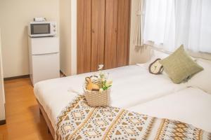 shinjuku 2 stops,3-4 people,train walk for 5mins