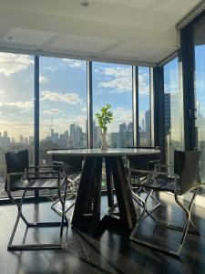 City Views Apartment with Free Parking