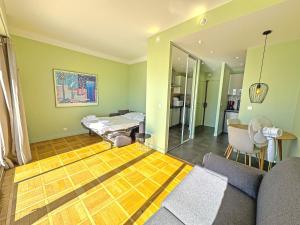 PROMENADE HOLIDAY - SUFFREN BEACH