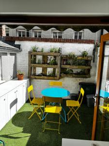 Compact, central apartment, dog friendly.