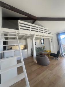 Lovely studio perfect for couples close to beach