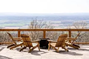 Family and Pet Friendly Cabin with Mountain Views, a Hot Tub, and Access to the Appalachian Trail, Perfect for a Weekend Getaway - Purcellville