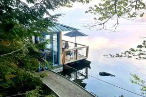 Island Glamping in a Beautiful Floating Home on an Island in Monmouth, Maine - Readfield