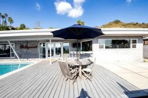 Chic Villa with Outdoor Pool, Spa and Views in California - 格伦代尔