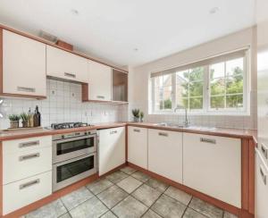 Spacious 2-Bed Family Flat in Wimbledon Near Tube