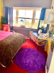 Pop Art Pad heart of Old Town with parking!