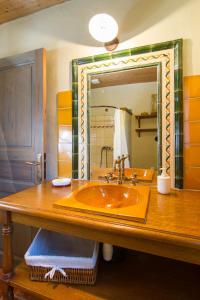 Maisons de vacances Du Levant au Couchant - 2 gites mitoyens a Caylus - Piscine - Jardin - 5 chambres - 12 personnes - 5 minutes du village medieval : photos des chambres