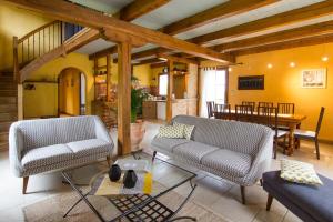 Maisons de vacances Du Levant au Couchant - 2 gites mitoyens a Caylus - Piscine - Jardin - 5 chambres - 12 personnes - 5 minutes du village medieval : photos des chambres