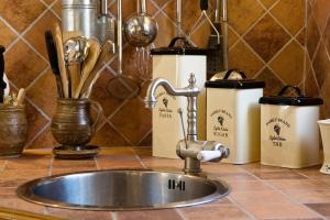 Maisons de vacances Du Levant au Couchant - 2 gites mitoyens a Caylus - Piscine - Jardin - 5 chambres - 12 personnes - 5 minutes du village medieval : Maison 5 Chambres
