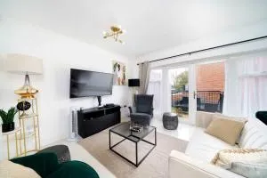 Charming House With Private Backyard and Parking - Mill Hill