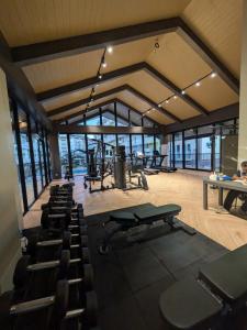 Budget Resort Stay Cebu Airport with Netflix, pool, gym and helpful host