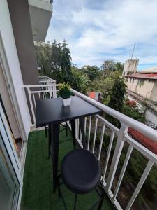 Budget Resort Stay Cebu Airport with Netflix, pool, gym and helpful host