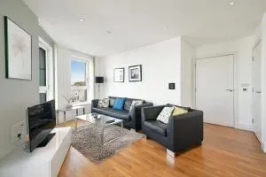 Modern 2-Bedroom Flat near Emirates Stadium - Central London Stay - Highbury