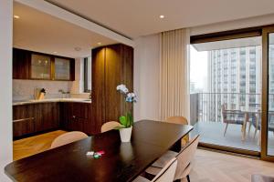 Luxury Living with City Views with Pool and Gym AC