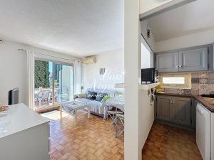 Appartement T2, 4 personnes terrasse vue mer résidence avec piscine à Pramousquier - LE LAVANDOU