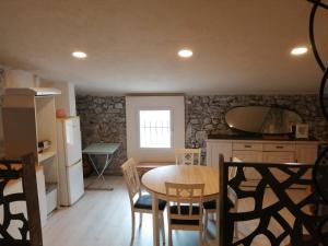 Maisons de vacances Les glycines : Maison 2 Chambres