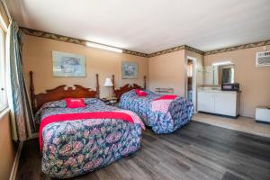 Double Room with Two Double Beds Smoking room in OYO Hotel Calhoun GA I-75