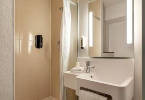 Hotels B&B HOTEL Lille Tourcoing Centre : photos des chambres