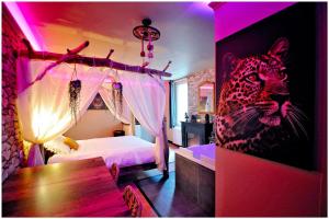 Appartements Duplex Safari jusqu-a 4 personnes, Spa XXL, day use, cinema, cascade et lit sous les arbres : photos des chambres