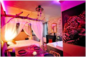 Appartements Duplex Safari jusqu-a 4 personnes, Spa XXL, day use, cinema, cascade et lit sous les arbres : photos des chambres