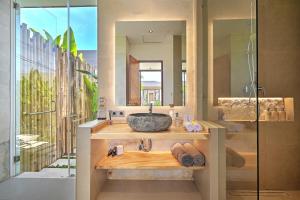 6BR Villa Manoe Pais Luxury in the Ricefield