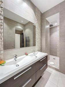 Appartements Residence du Louvre - Apartments - Prime location Palais & Croisette - Luxury Stay by LRA Cannes : photos des chambres