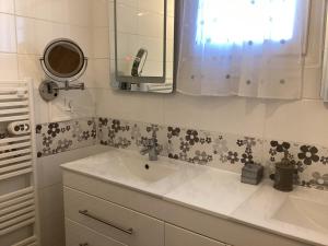 Chambre dhôtes la Suite Maximinoise parking privé à 5mn de Chantilly et à proximité de Senlis et autoroute A1,Parc Astérix, Pierrefonds, Compiegne, Aéroport Roissy Charles de Gaulle