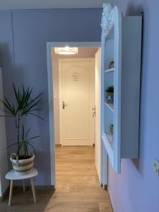 Chambre dhôtes la Suite Maximinoise parking privé à 5mn de Chantilly et à proximité de Senlis et autoroute A1,Parc Astérix, Pierrefonds, Compiegne, Aéroport Roissy Charles de Gaulle