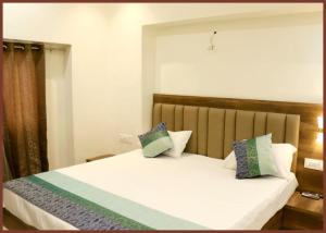 A BUDUGET - MANAN GUEST HOUSE VARANASI, Near Kashi Vishwanath Temple - BEST HOTEL IN VARANASI