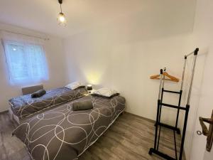 Maisons de vacances Gite de plain-pied en Touraine avec grand jardin et parking - FR-1-381-613 : photos des chambres