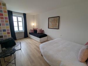 B&B / Chambres d'hotes Chambre coloree au centre de Briare, petit-dejeuner inclus - FR-1-590-570 : photos des chambres