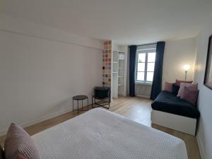B&B / Chambres d'hotes Chambre coloree au centre de Briare, petit-dejeuner inclus - FR-1-590-570 : photos des chambres