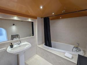 B&B / Chambres d'hotes Chambre coloree au centre de Briare, petit-dejeuner inclus - FR-1-590-570 : photos des chambres