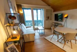 Surfers Lodge with Beach, near Interlaken - Krattigen