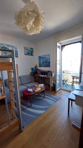 Inspiration room, lake, mountains, balcony in Montreux city center