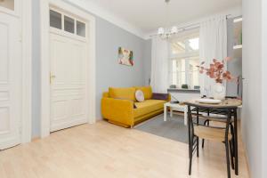 Sunny Studio Lwowska Street Metro by Noclegi Renters