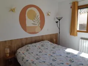 Chambre agréable dans une maison avec un grand lit - Rodilhan