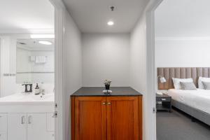 1Bed 1Bath with Story Bridge and River Views, Parking, and Private Balcony M7