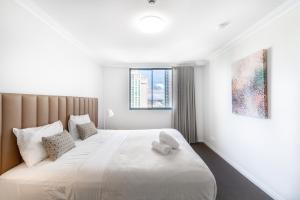 1Bed 1Bath with Story Bridge and River Views, Parking, and Private Balcony M7