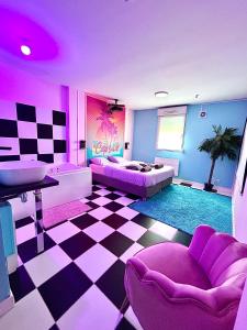 Capsule Miami Vice - Jacuzzi - Billard - Ecran cinéma & Netflix - Ping-Pong - Nintendo & Jeux-