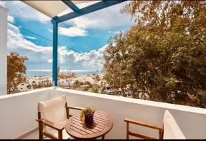 Serenite Santorini Getaway offering 2 Bedrooms and Stunning Sea Views - Éxo Goniá