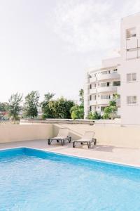 2BR Amalfi Blue Apt in Larnaca - Pool & 10Min Walk to Mackenzie Beach!