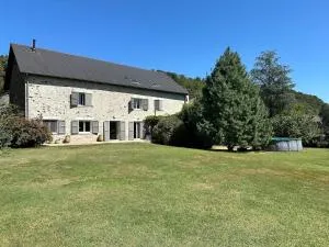 Location saisonnière jusqu'à 13 personnes - Lanuéjouls-et-Privezac