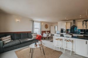 Central Apartment- Stunning Sea Views- 100m to Beach- Sleeps 6