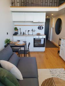 Loft Style Studio Apartment- Free Parking- Free Gym- Keyless Access