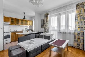 Metro Kabaty Homely Studio by BookingHost