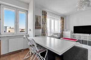 Metro Kabaty Homely Studio by BookingHost