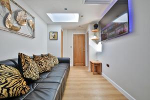 Luxury Cosy Central Detached Cardiff Bungalow with Free Parking