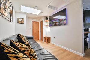 Luxury Cosy Central Detached Cardiff Bungalow with Free Parking